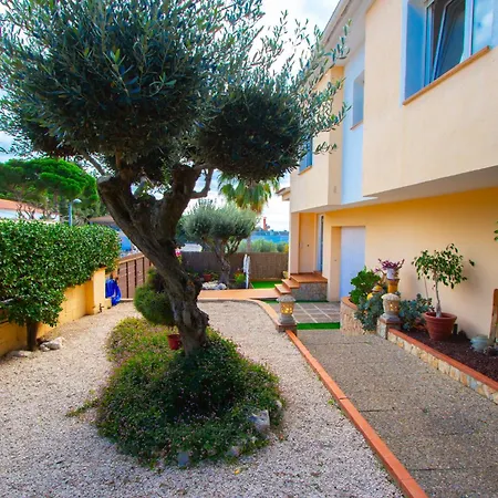 Catalunya Casas Cozy Town For 8 - No Car Necessary! Villa Pineda de Mar